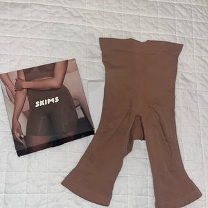 Skims SEAMLESS SCULPT MID THIGH SHORT S/M